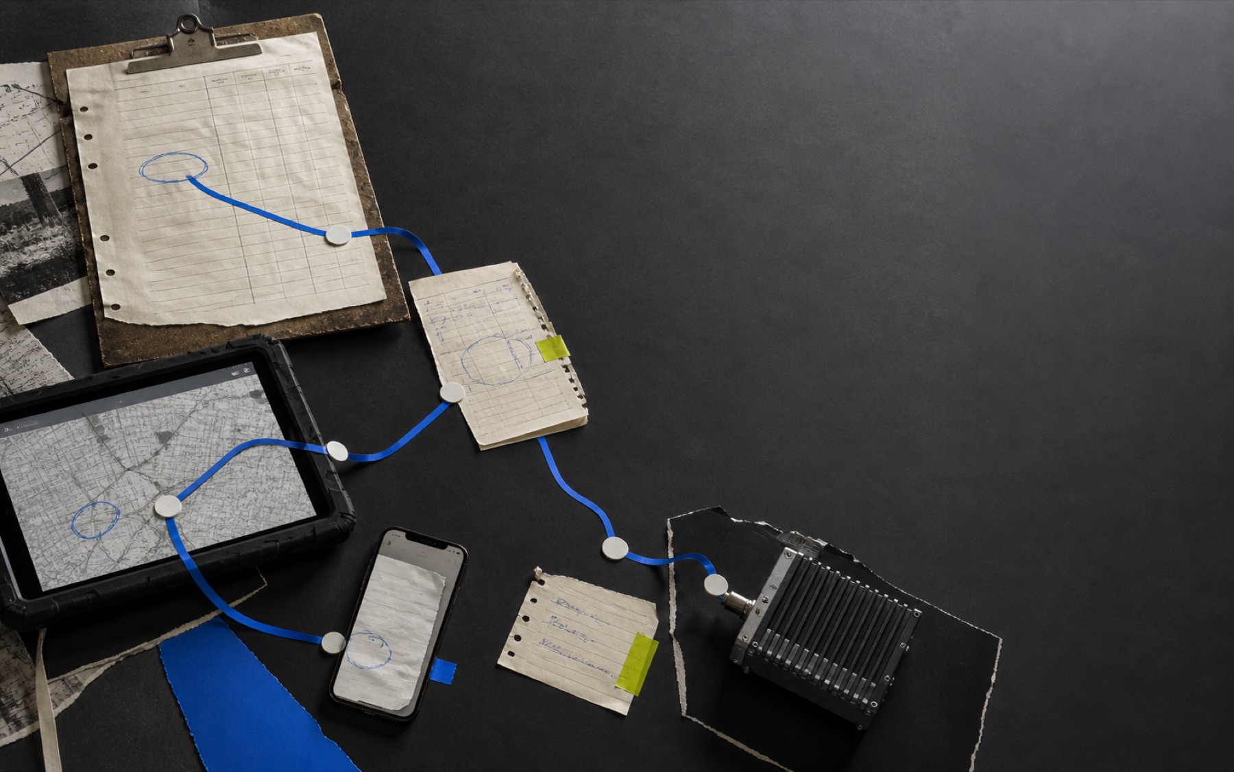 Redaktionelles Stillleben eines betrieblichen Ablaufs aus Papier, Tablet und verbundenen Arbeitsschritten.